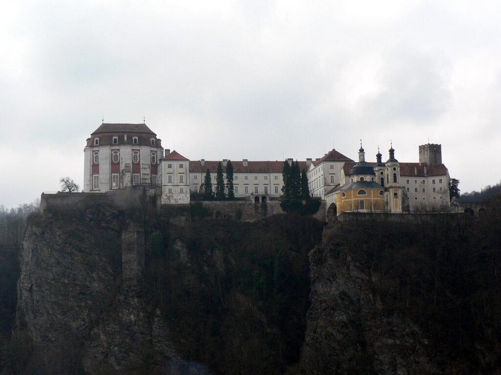 Zámek Vranov nad Dyjí: Klenot nad řekou a brána do kraje vína