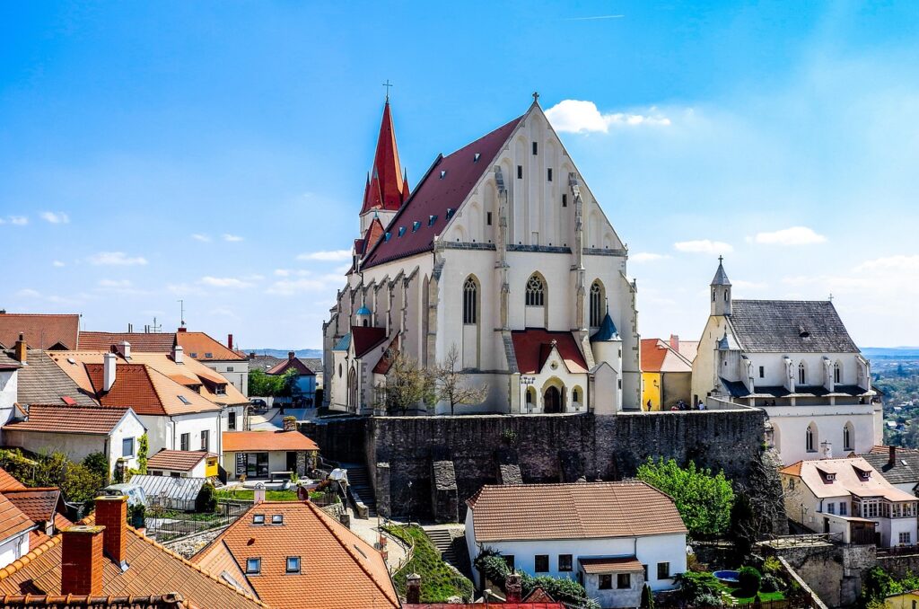 Kostel svatého Mikuláše ve Znojmě – historie, výhledy a víno v srdci Moravy