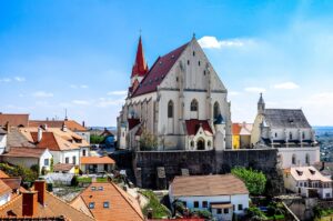 Kostel svatého Mikuláše ve Znojmě – historie, výhledy a víno v srdci Moravy