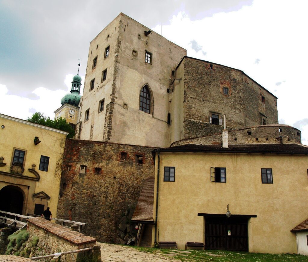 Hrad Buchlov je víc než jen historická památka. Je to místo, kde se setkává duch minulosti s radostmi přítomnosti.
