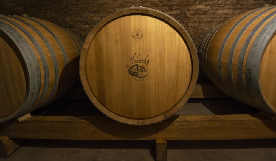 Prohlídka Habánských sklepů ve Velkých Bílovicích: 90 minut historie, degustace 5 vín a dárkový set 6 lahví domů